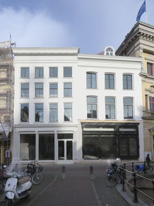 907411 Gezicht op de voorgevels van de panden Oudegracht 152-156 (de voormalige Wolff-bioscopen Camera en Studio) te ...